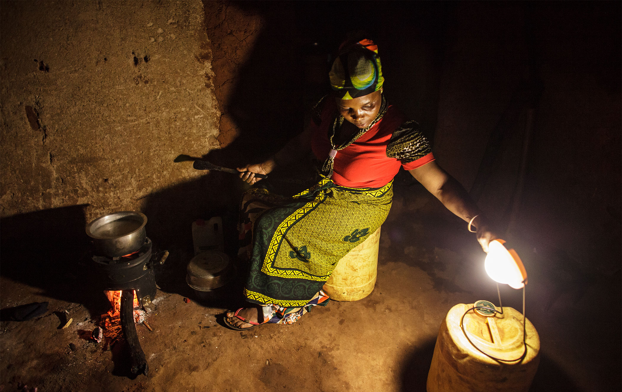woman cooking with nighlamp